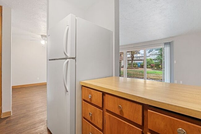 Building Photo - MOVE IN SPECIAL 1ST MONTH RENT FREE!! 2 be...