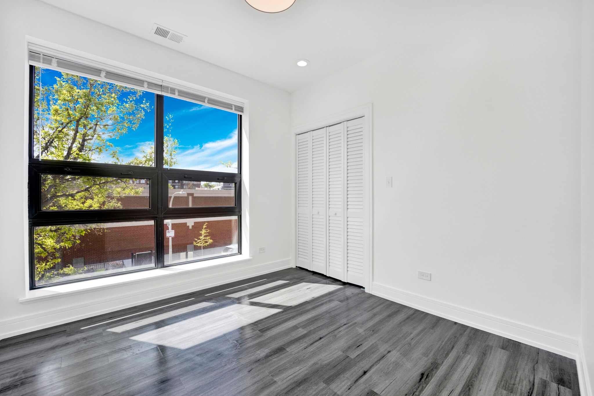 Building Photo - 4350 W Lawrence Ave