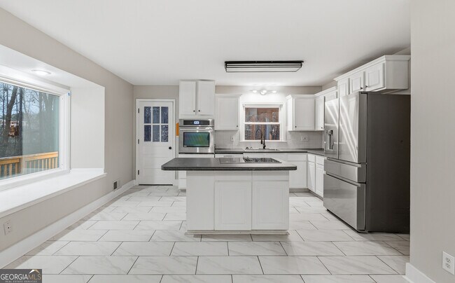 Building Photo - 140 Maple Pl