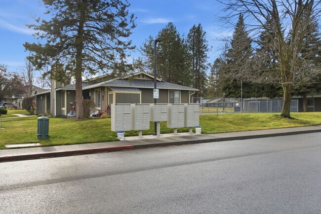 Building Photo - 6121 E 6th Ave