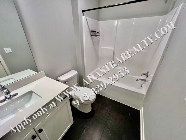Building Photo - Beautiful Like New 4 Bed 4 Bath Home in Overland Park-Available NOW!!