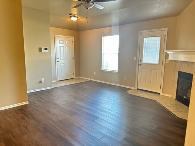 Building Photo - Great Duplex with Open Floor Plan - Wood Laminate Floors in Living