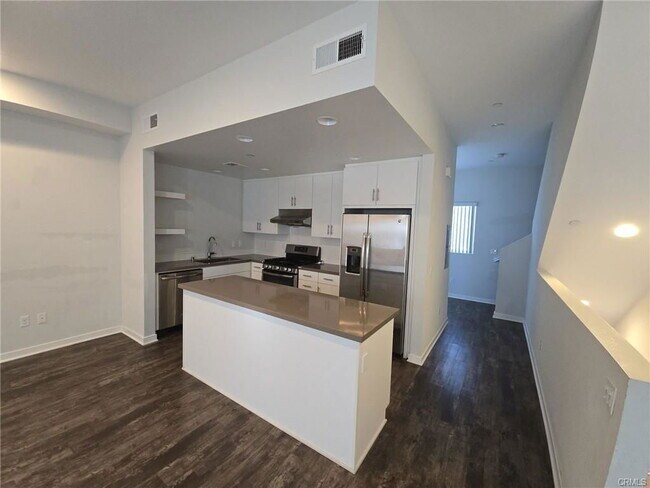 Building Photo - 1620 W 237th St