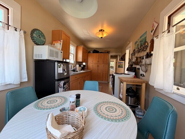 Building Photo - Charming 2BR/1BA Beach Cottage - Walk to Capitola Village!