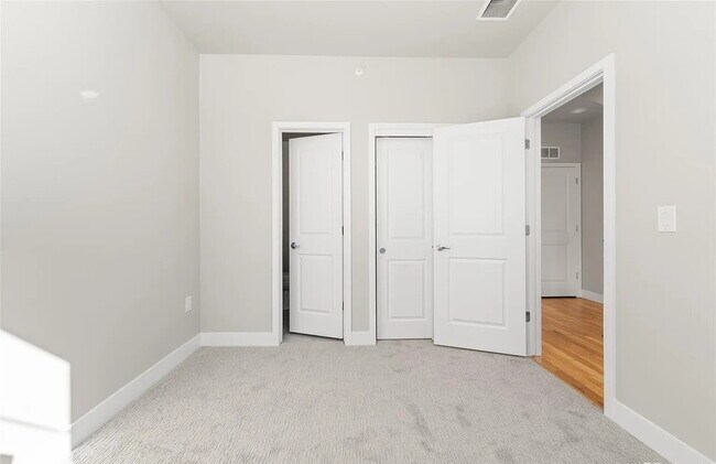 Building Photo - Amazing Jefferson Park 2 Bed / 4 bath Dupl...