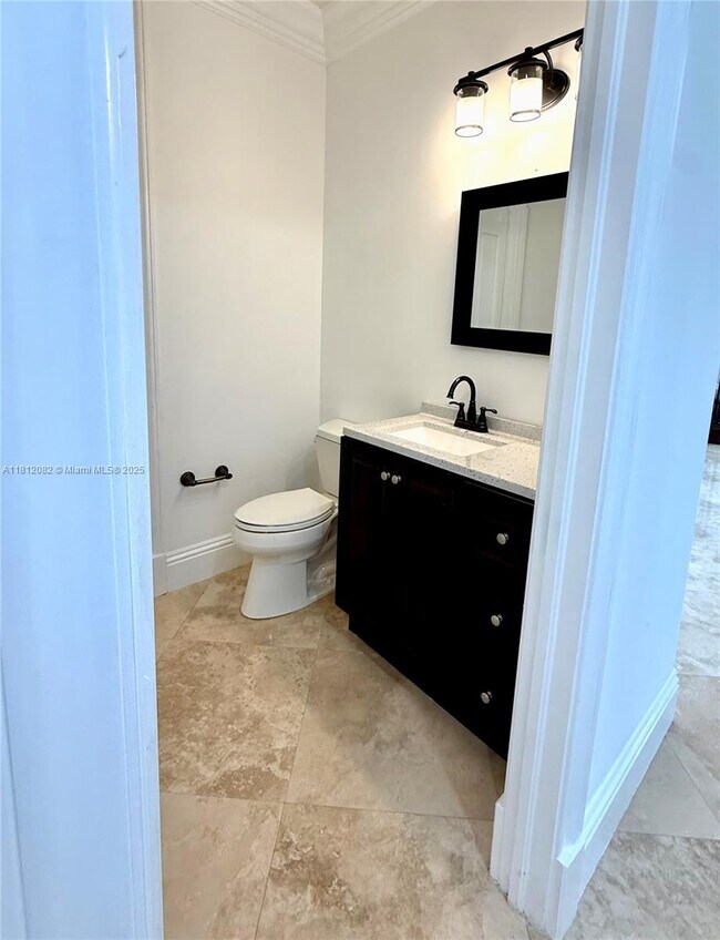 Building Photo - 2547 Montclaire Cir