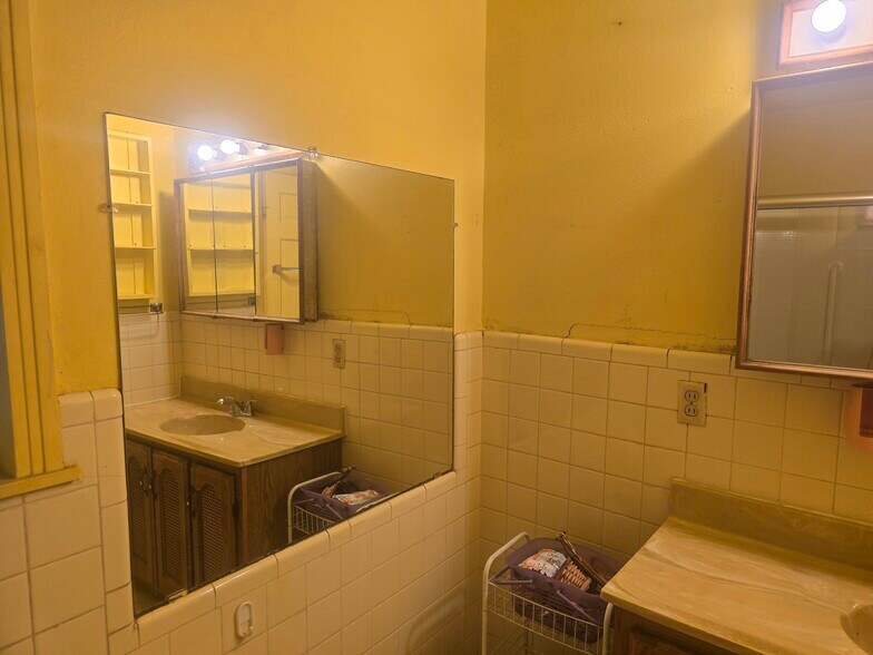 Building Photo - 3251 W Woodlawn Ave