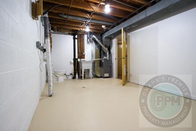 Building Photo - Discover this well-maintained 3-bedroom, 2-bath home in Omaha, NE
