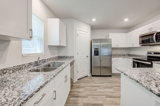 Building Photo - 4 bedroom home in Conroe!