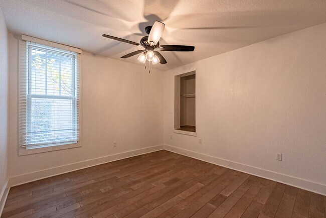 Building Photo - Tip Tier Views at this Beautiful 4 bedroom, 3 bathroom home in Central East Austin!!!