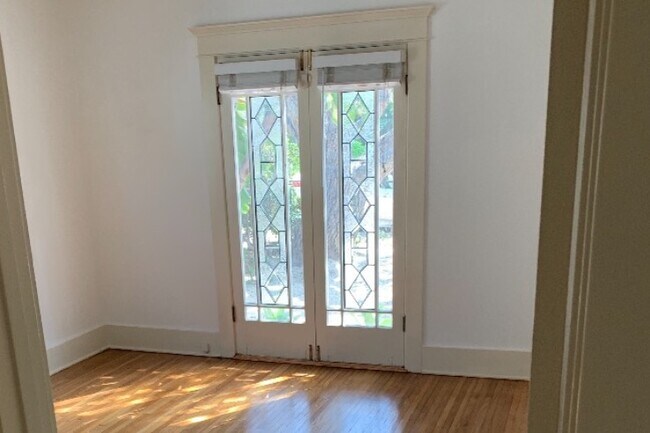 Building Photo - 847 Venezia Ave