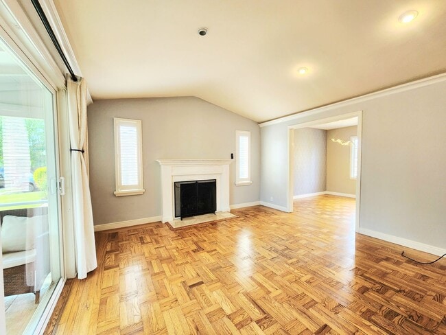 Building Photo - Two bed house in San Mateo