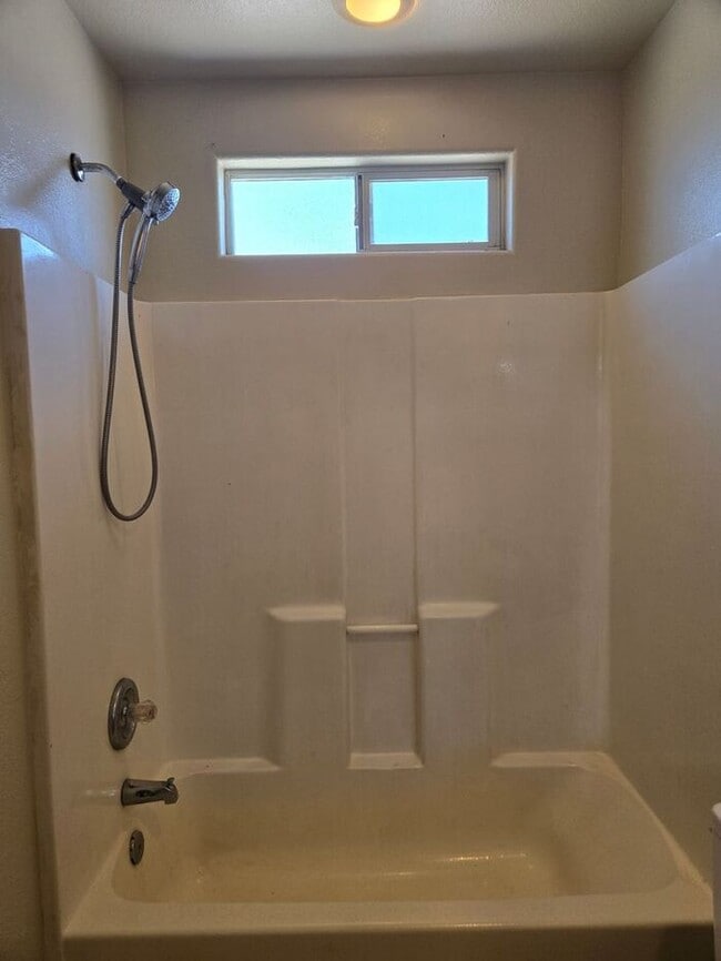 Building Photo - 3 bed, 1 bath, in a Duplex located in Sout...