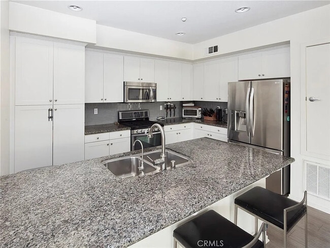 Building Photo - Spacious 1-Bedroom with 2 Baths + Balcony, In-Unit Laundry, Pool & Parking in Hawthorne