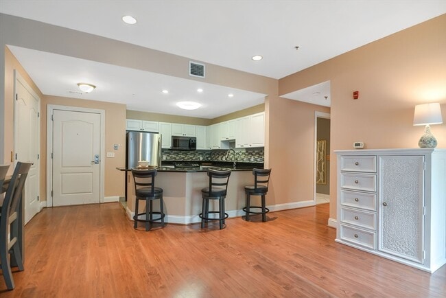 Building Photo - 614 Pond St