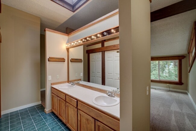 Building Photo - 3bd/2.5ba Edmonds Home