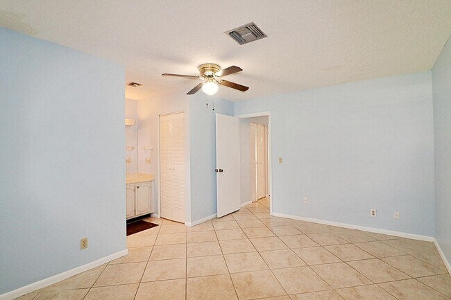 Building Photo - 831 Timberview Dr