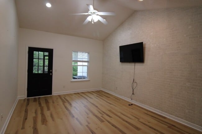 Building Photo - 348 Moss Creek Ln