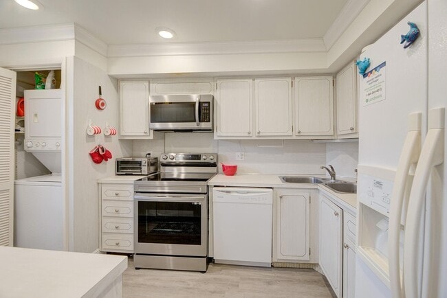 Building Photo - 1537 E Hillsboro Blvd