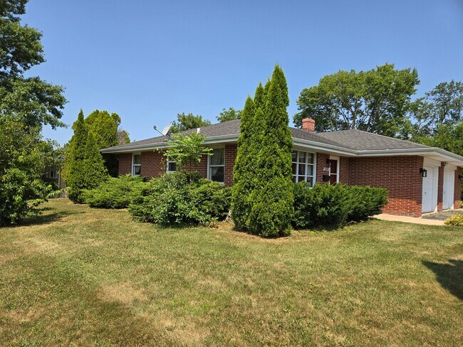 Building Photo - 592 Donna Dr