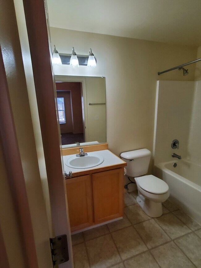 Building Photo - Great Location! 2 Bed 2 Bath Townhouse Style Condo! Open Concept! Laminate Floors Throughout Main!