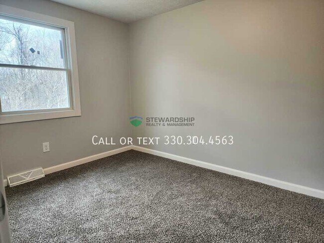 Building Photo - 157 Elm St NE