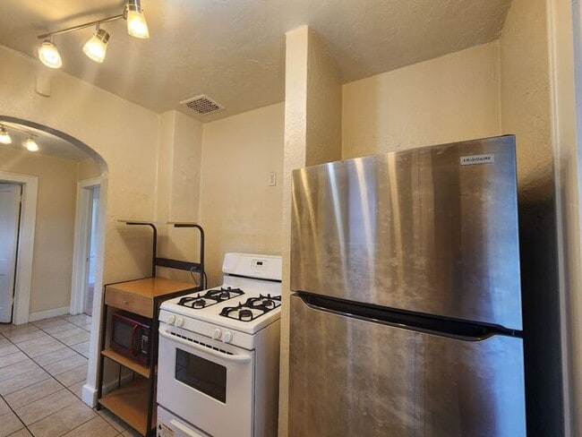 Building Photo - 1 Bed 1 Bath Upstairs Garage Apt in the Mi...