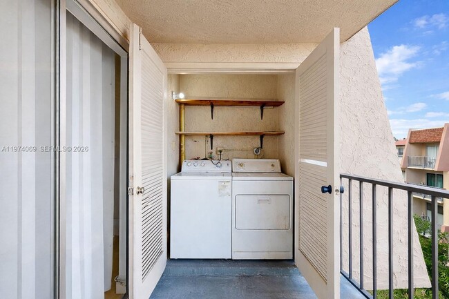 Building Photo - 13715 Kendale Lakes Cir