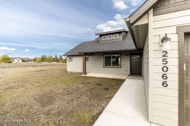 Building Photo - Beautiful home on 5 Acres