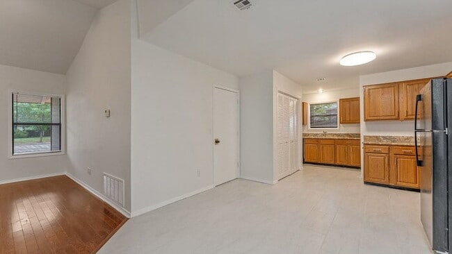 Building Photo - "Dog-friendly and Cozy Home Close To UofArk"
