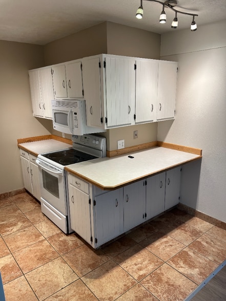 Building Photo - 300 14th Ave S