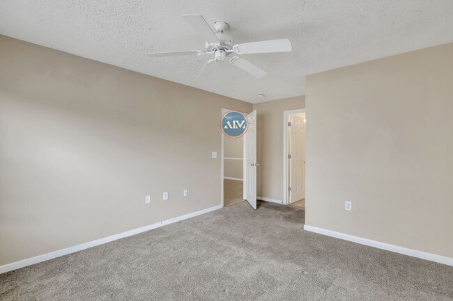 Building Photo - Beautiful Top Floor Villa in the Charming ...