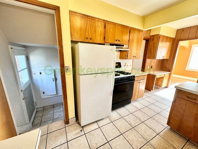 Building Photo - Wow! Amazing 3-bedroom 1-bath house with large fully fenced backyard