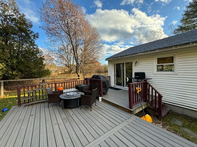 Building Photo - Charming 2 Bed, 1.5 Bath Raised Ranch (CUR...