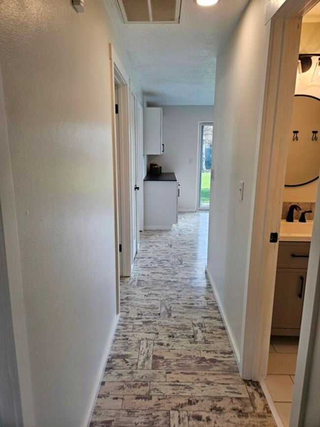 Building Photo - 3Bd/1Ba Single Story Home - For viewing!