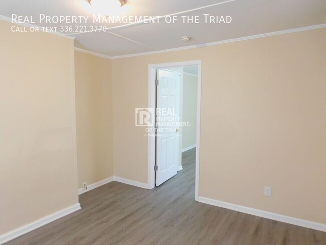 Building Photo - *Move In Special* 1 Bedroom/1 Bathroom Apa...