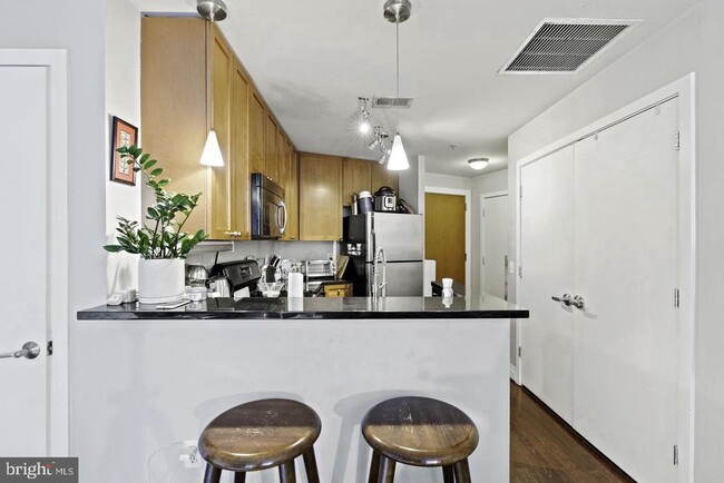 Primary Photo - 2120 Vermont Ave NW