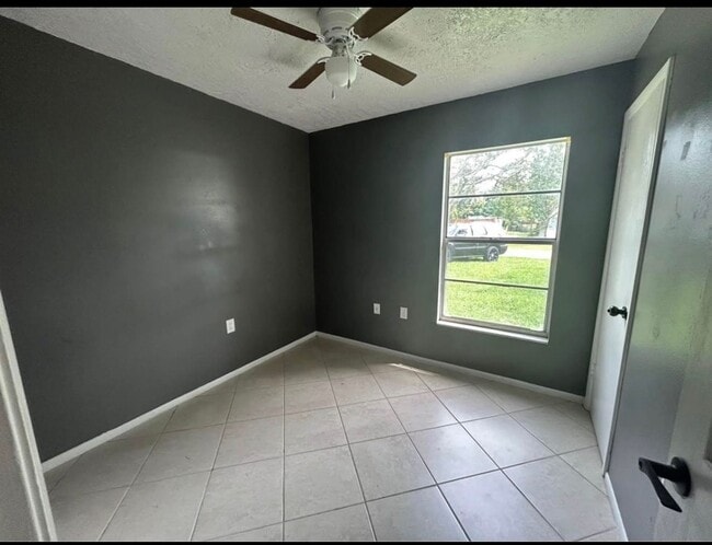 Building Photo - DeBary 3 Bedroom 1 Bath $1850.00 Month Call Carole Arcaro 386-216-4900 Deltona Lakes Realty