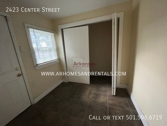 Building Photo - 2423 Center St