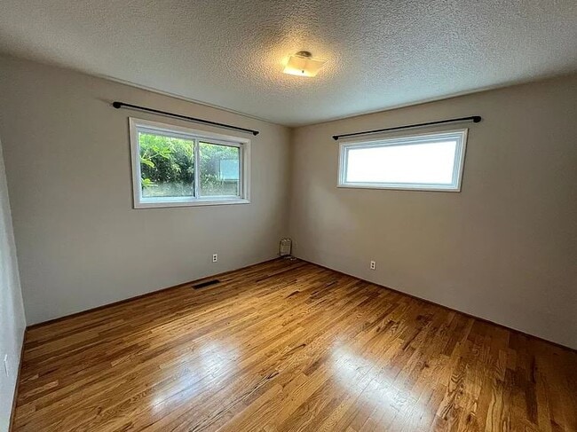 Building Photo - 530 SE 12th Ave