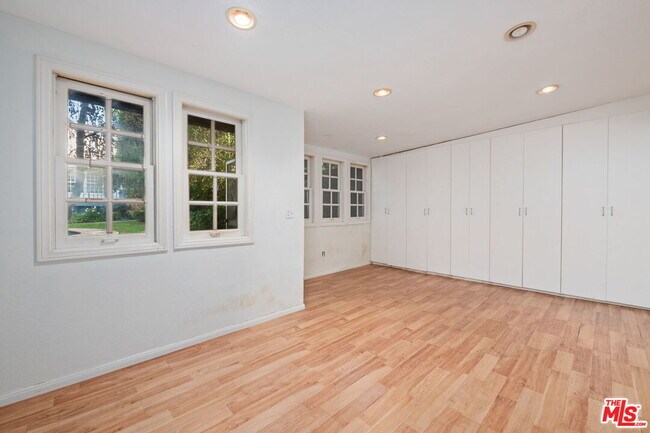 Building Photo - 139 S Anita Ave