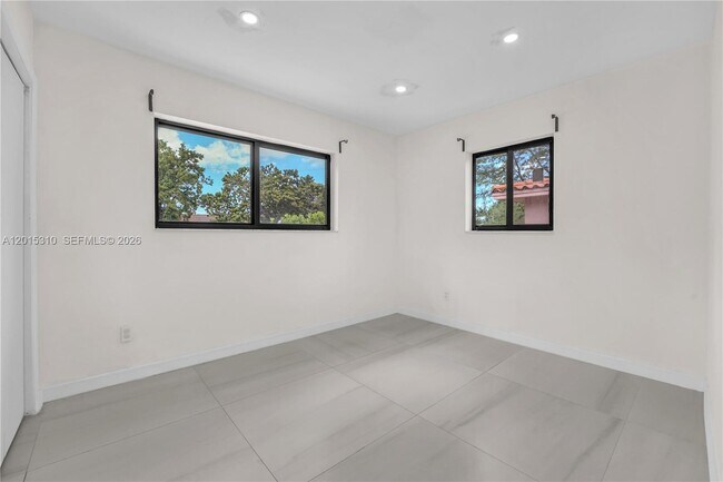 Building Photo - 621 SW 33rd Ave
