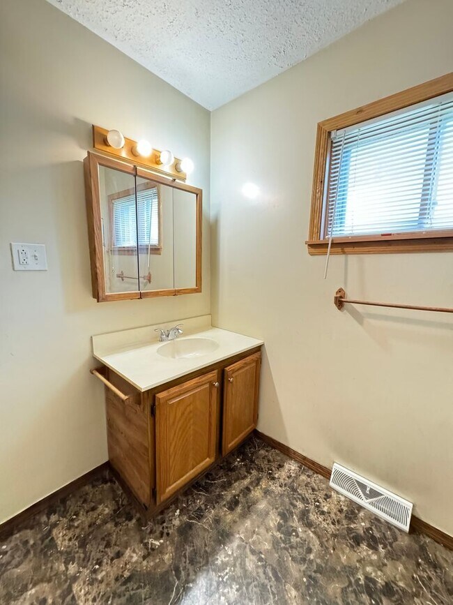 Building Photo - Charming 3-Bedroom, 1-Bathroom Home with Garage – $1,350/Month | Accepting Section 8