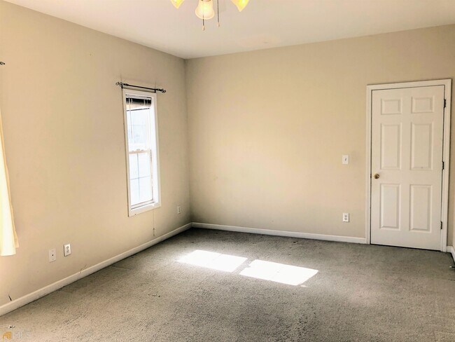 Building Photo - 133 Whisperwood Ln