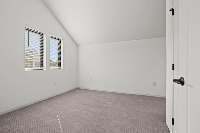 Building Photo - Beautiful 2-Bed/2.5 Bath Townhome in Downt...