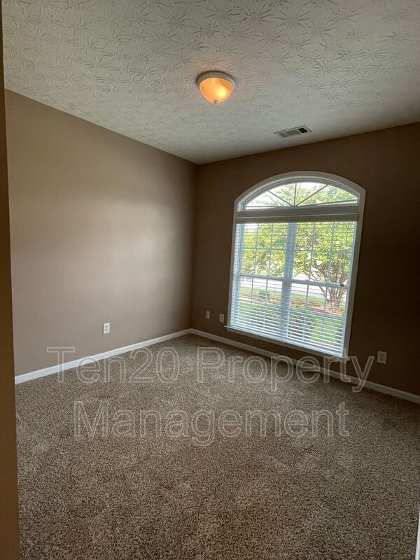 Building Photo - 7974 N Ivy Park Dr