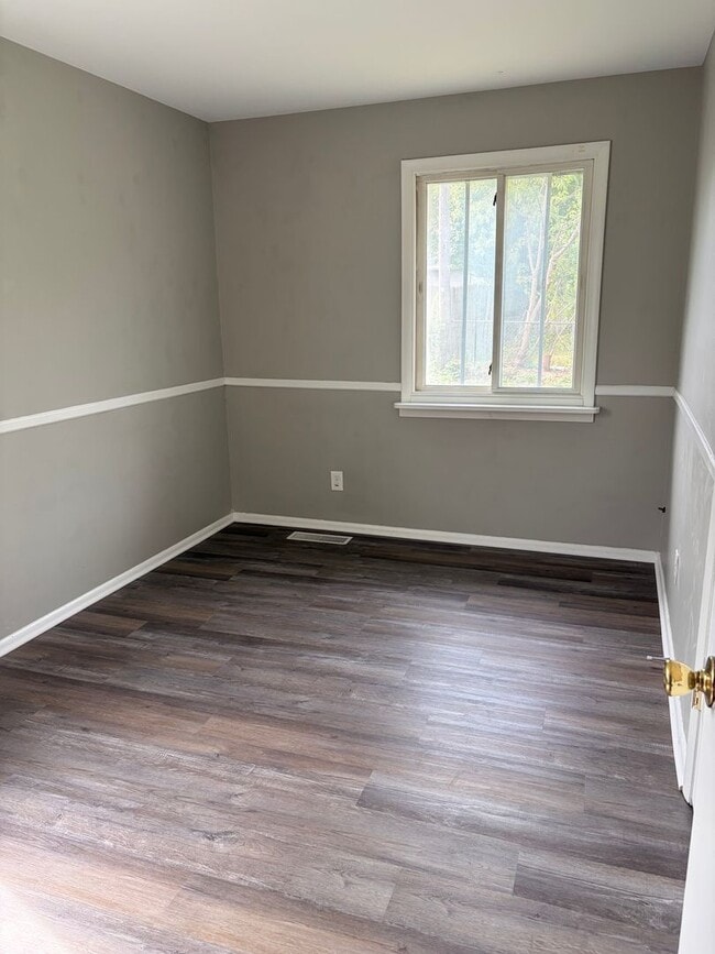 Building Photo - South Side-  4Bed/2 Bath Home