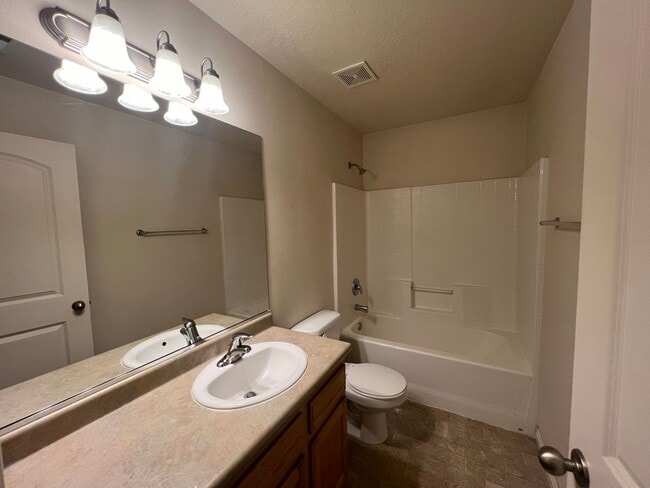 Building Photo - **Move-In Discount** 3 bedroom, 2.5 Bath Town home