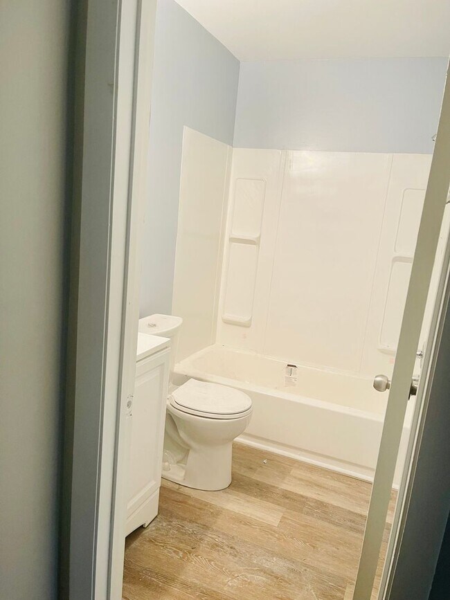 Building Photo - Beautiful recently Renovated 2 Bedroom 1.5...