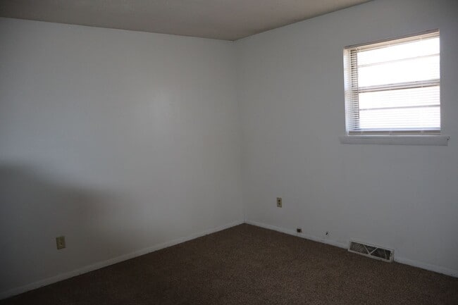 Building Photo - 2306 Tremaine Dr